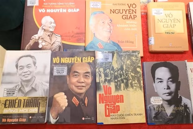 Các ấn phẩm, sách báo viết về Đại tướng Võ Nguyễn Giáp. (Ảnh minh họa: Trọng Đức/TTXVN).
