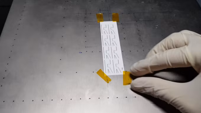 Các kênh dẫn của cảm biến vi lưu trên màng nitrocellulose được tạo thành bằng máy in CeraPrinter X-Serie. Ảnh: NVCC