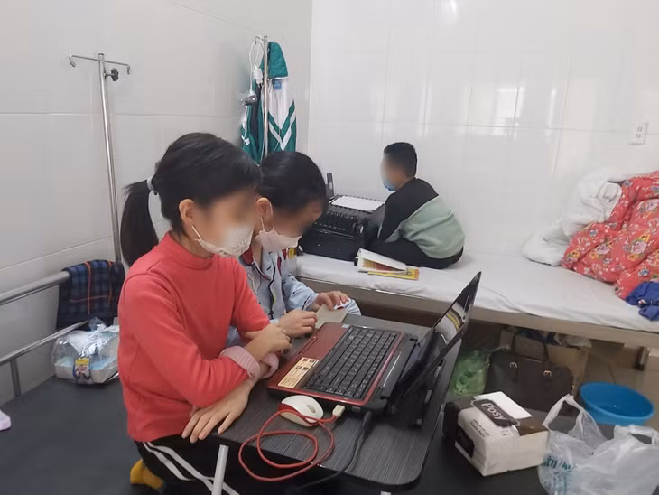 Mặc dù đang điều trị tại Bệnh viện số 2, nhưng các bệnh nhân SARS-CoV-2 nhỏ tuổi vẫn chăm chỉ tham gia học trực tuyến.