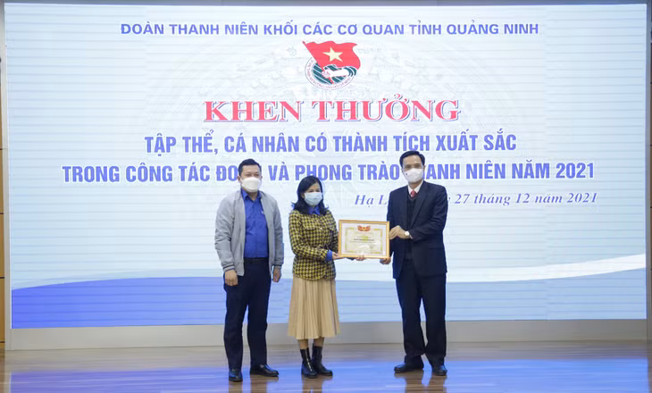 Đồng chí Nguyễn Mạnh Cường, Bí thư Đảng ủy Khối các cơ quan tỉnh trao giấy khen đơn vị dẫn đầu công tác Đoàn và phong trào thi đua của BCH Đoàn Khối cho ĐTNCS Hồ Chí Minh Sở Giao thông Vận tải Quảng Ninh.