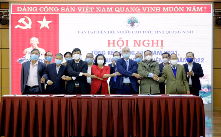 Ban Đại diện Hội Người cao tuổi các cấp trong tỉnh ký kết giao ước thi đua năm 2022.