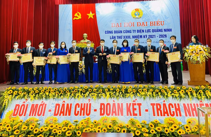 Đại diện Công đoàn Tổng Công ty Điện lực miền Bắc và lãnh đạo Công ty Điện lực Quảng Ninh tặng Giấy khen cho các cá nhân đạt thành tích xuất sắc trong phong trào công nhân viên chức lao động và hoạt động công đoàn nhiệm kỳ 2016 - 2021.