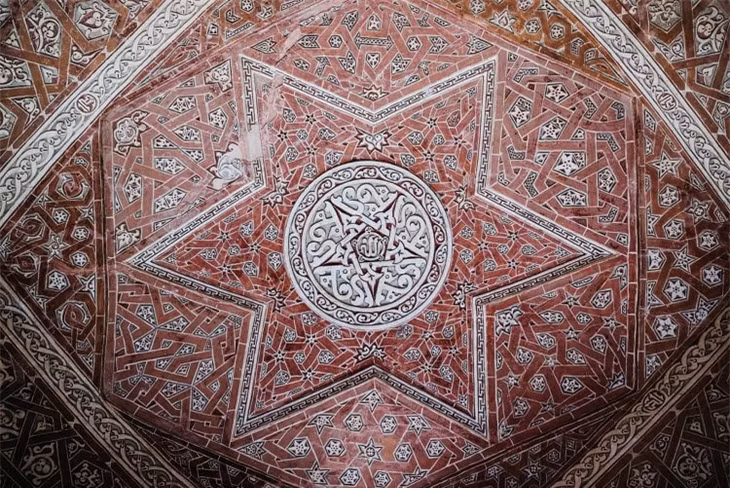 Sau khi chinh phục khu vực phía tây bắc Iran này và cải sang đạo Hồi, Oljaytu đã thành lập thủ đô ở thành phố Soltaniyeh xây dựng lăng mộ đồ sộ cho chính mình vào năm 1312. Những bức ảnh này do Christopher Wilton-Steer chụp trong một chuyến hành trình từ London đến Bắc Kinh vào năm 2019.