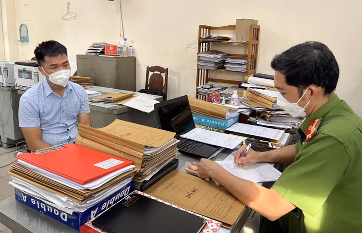 Công an làm việc với một đối tượng trong nhóm.