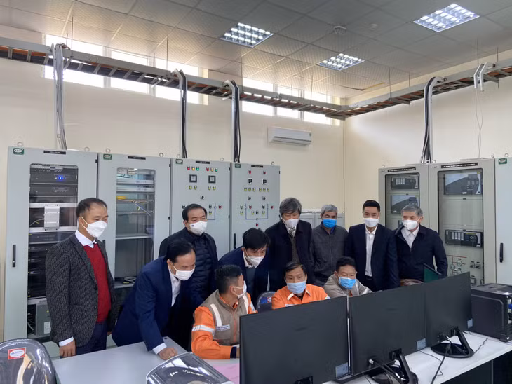 Đại diện các đơn vị liên quan kiểm tra thiết bị thông qua màn hình điều khiển xa.