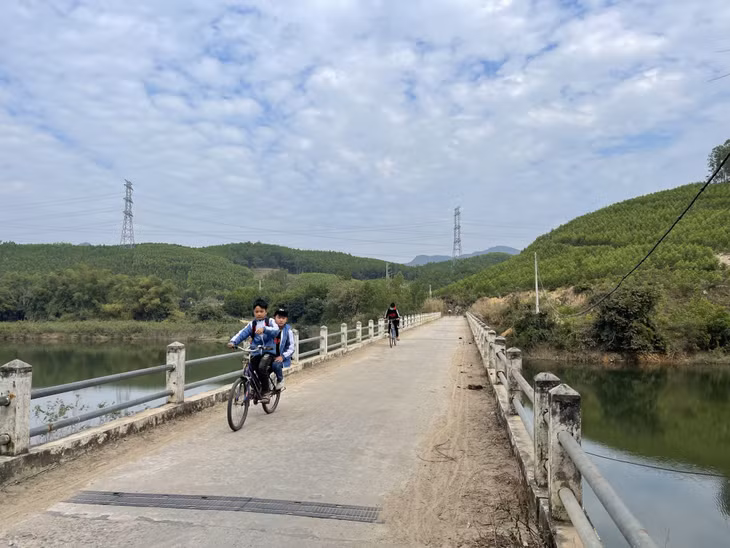 Hạ tầng giao thông các vùng miền trong tỉnh được đầu tư, nâng cấp. Trong ảnh: Trẻ em thôn Khe Liêu, xã Bằng Cả (TP Hạ Long) đi lại thuận tiện từ khi cây cầu được xây dựng.