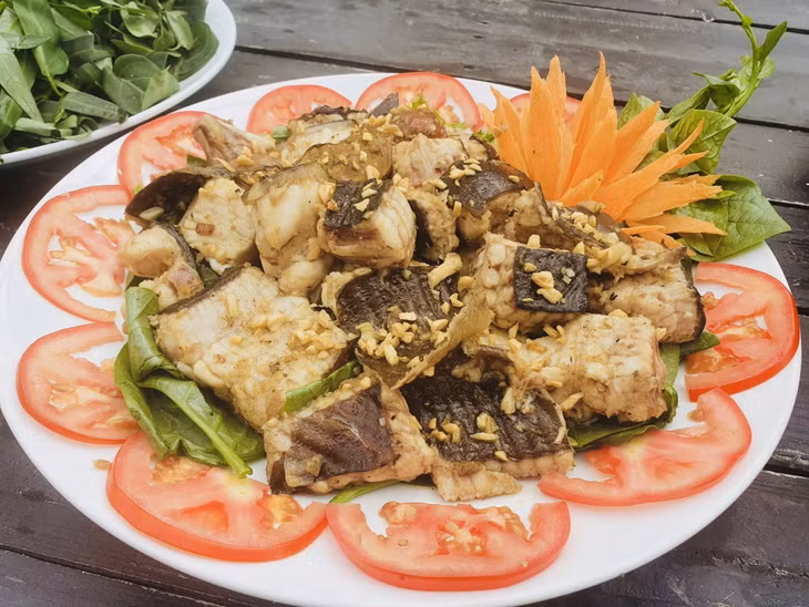 Món cá đuối nấu lẩu lá giang thực khách ăn một lần khó quên.