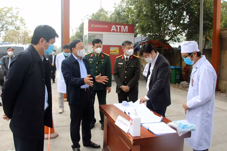 Bí thư Tỉnh ủy, Chủ tịch HĐND tỉnh Nguyễn Xuân Ký cùng đoàn công tác kiểm tra tại Trung tâm Y tế TX Đông Triều.