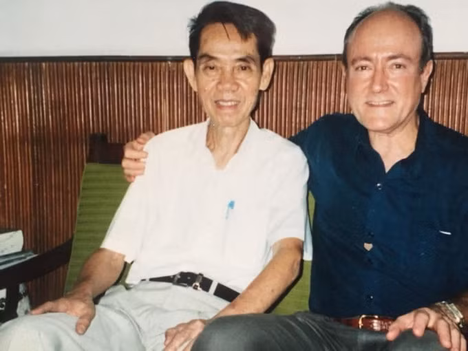 Tác giả Larry Berman (phải) bên nhà tình báo huyền thoại Phạm Xuân Ẩn. Ảnh: Facebook Larry Berman