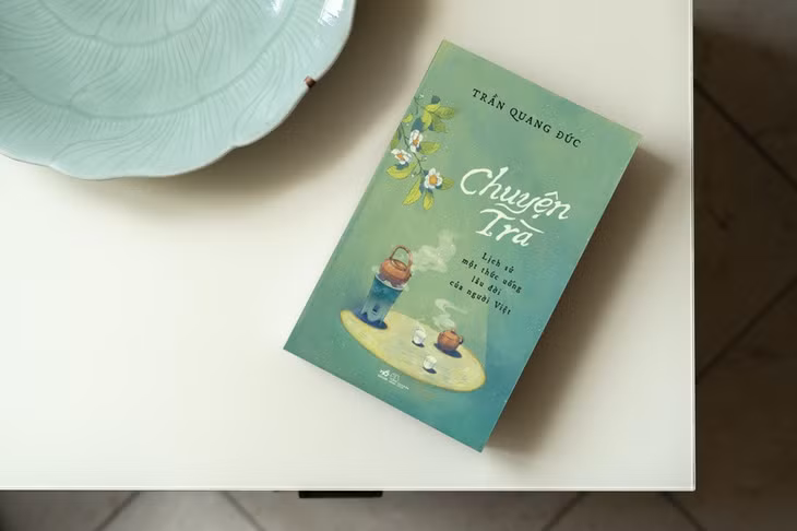 Sách Chuyện trà - Lịch sử một thức uống lâu đời của người Việt. Ảnh: N.N.