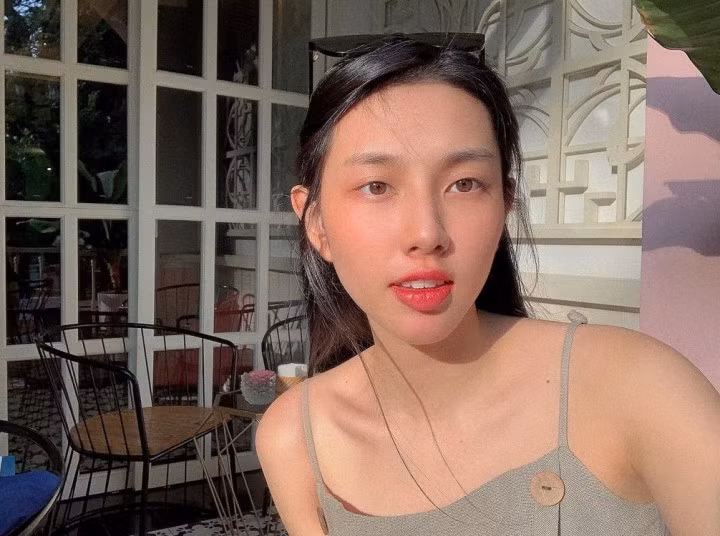 Trong cuộc sống thường ngày, Thuỳ Tiên cũng không trang điểm quá cầu kỳ mỗi khi ra đường.