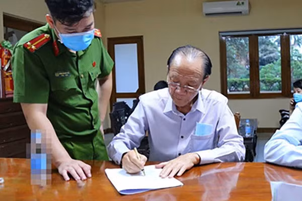 Bị can Nguyễn Văn Minh (phải). Ảnh: Bộ Công an