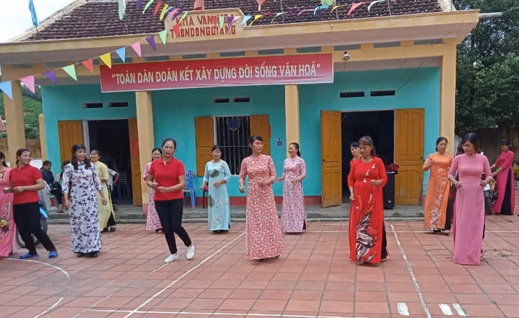 Hội viên phụ nữ trên địa bàn xã Sơn Dương (TP Hạ Long) tích cực tham gia các hoạt động văn hóa, văn nghệ.