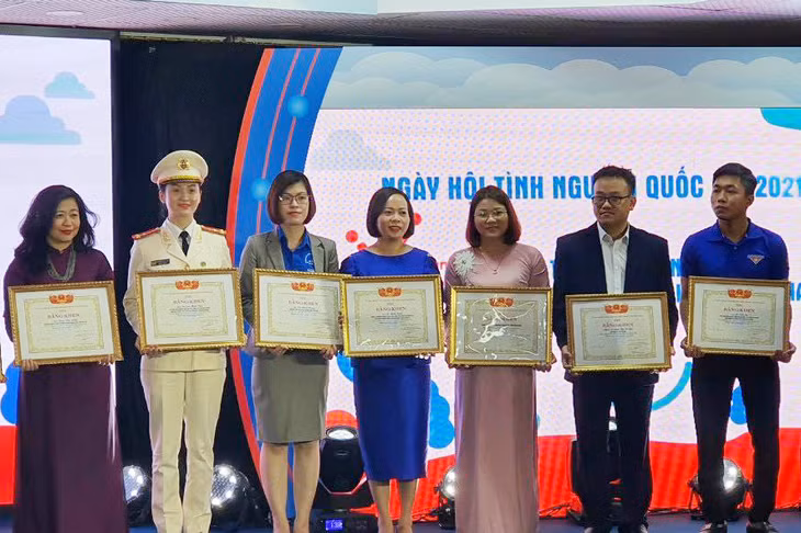 Chị Bùi Thị Thu Hương, Phó Chủ tịch CLB Đầu tư và khởi nghiệp Quảng Ninh, Chủ tịch CLB Đầu tư và khởi nghiệp TP Hạ Long (thứ 3 từ phải sang) nhận bằng khen vì thành tích xuất sắc thực hiện phong trào thanh niên tình nguyện năm 2021 của Hội Liên hiệp Thanh niên Việt Nam.