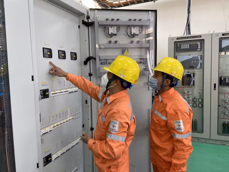 Công nhân Điện lực Vân Đồn kiểm tra nguồn điện của trạm biến áp 110kV Vân Đồn 2.