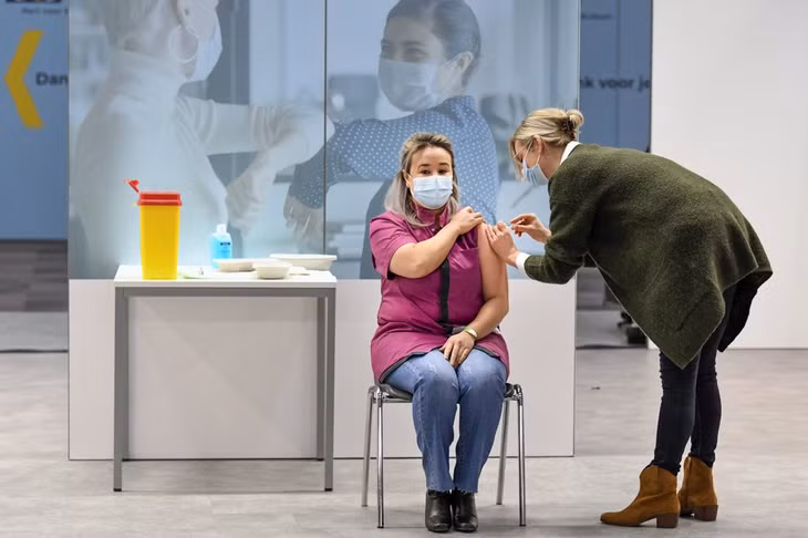 Một địa điểm tiêm vaccine COVID-19 tại Veghel, Hà Lan. Ảnh: AP