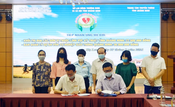 Lãnh đạo Hội Bảo trợ NKT&TMC tỉnh và BQL Dự án vốn sự nghiệp giao thông tỉnh ký biên bản ghi nhớ đỡ đầu học sinh mồ côi Phùng Thị Hoa (thị trấn Quảng Hà, huyện Hải Hà), tháng 5/2021.