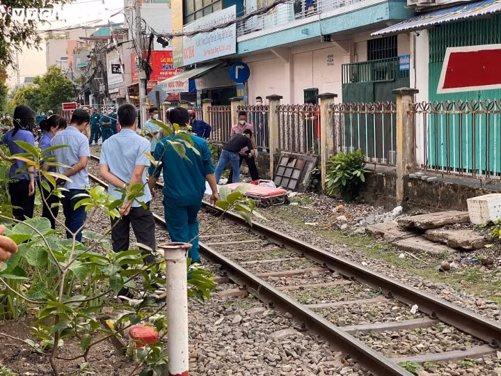 Đến 16h30, thi thể người phụ nữ được lực lượng chức năng đưa về nhà xác.
