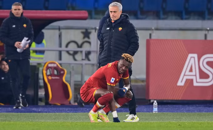 Mourinho tỏ ý thất vọng sau trận Roma hoà Sampdoria 1-1 ở Serie A hôm 22/12. Ảnh: asroma.it