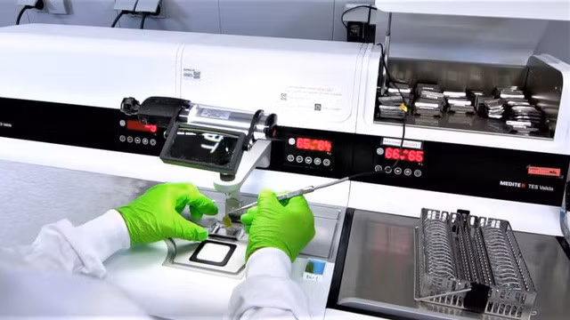 Một nhà nghiên cứu chuẩn bị một mẫu mô mịn thu thập từ khối u của bệnh nhân để điều tra cấu trúc phân tử của nó.