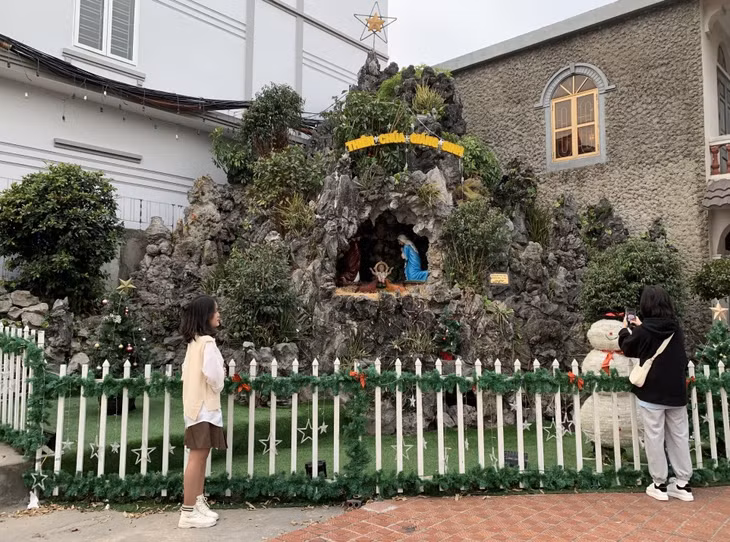 Giáo dân tưng bừng