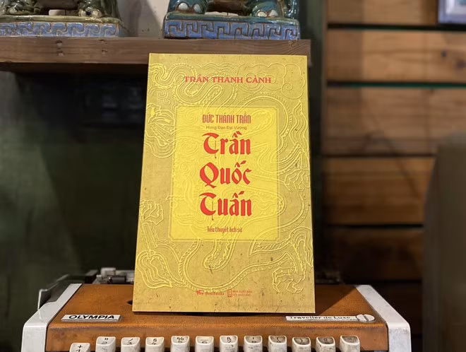 Cuốn sách về Hưng Đạo đại vương Trần Quốc Tuấn. Ảnh: B.B.