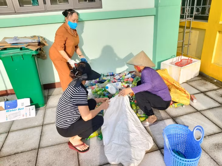 Phụ nữ phường Mông Dương (TP Cẩm Phả) phân loại rác thải nhựa góp phần vào công tác bảo vệ môi trường.