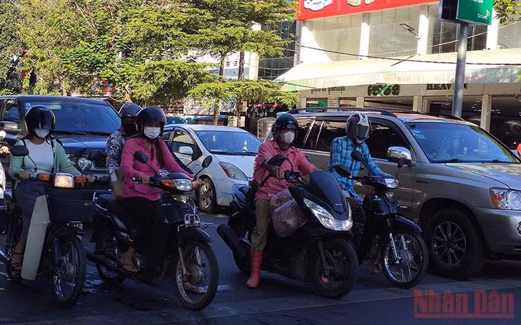 Người dân Phnom Penh đeo khẩu trang khi tham gia giao thông, sáng 15/12/2021. (Ảnh: Nguyễn Hiệp)