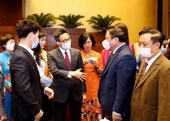 Phó Thủ tướng Vũ Đức Đam trò chuyện với người làm văn hóa, nghệ sĩ tại Hội nghị văn hóa toàn quốc.