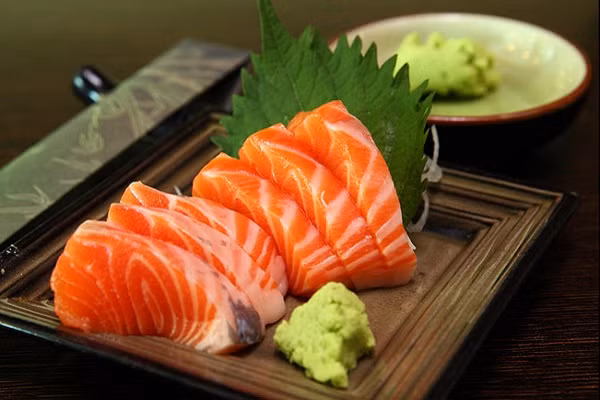 Cá hồi giàu axit béo omega-3 có lợi cho tim.