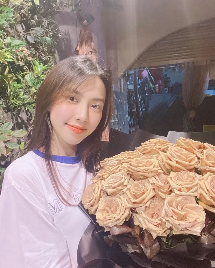 Tuy nhiên trong những bức ảnh đời thường, nàng hậu khiến không ít người hâm mộ phải trầm trồ bởi nhan sắc trong veo, không tì vết.