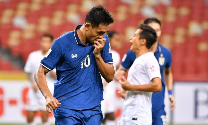 Teerasil (số 10) mừng bàn nâng tỷ số lên 2-0 vào lưới Myanmar trên sân Quốc gia Singapore ở Kallang tối 11/12. Ảnh: FAT