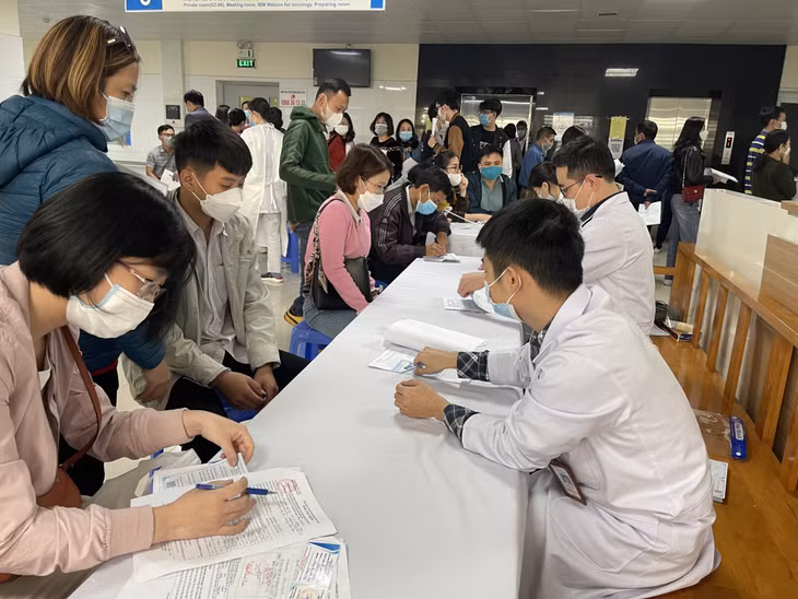 Hướng dẫn người dân làm thủ tục tiêm vắc-xin phòng Covid-19 tại Bệnh viện Bãi Cháy.