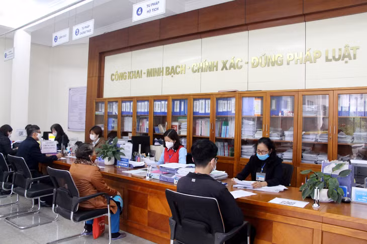 Dù rất đông người dân đến giải quyết TTHC, đội ngũ CBCC của phường Hồng Hà luôn làm việc nhiệt tình, trách nhiệm và hiệu quả.
