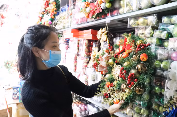 Người dân lựa chọn cho mình những vật dụng trang trí Noel cho gia đình.