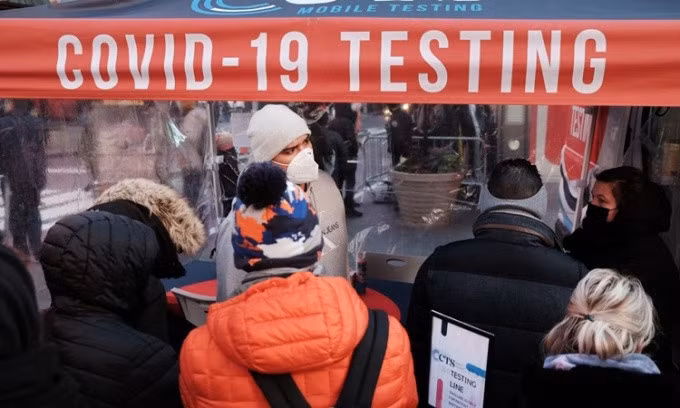 Người dân xếp hàng xét nghiệm Covid-19 tại Quảng trường Thời đại, thành phố New York, Mỹ, ngày 20/12. Ảnh: AFP.