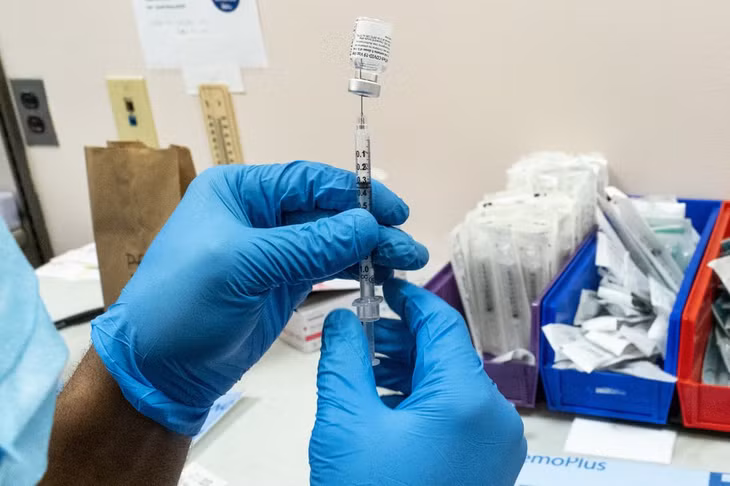 Một liều vaccine Pfizer được chuẩn bị tại địa điểm tiêm ở New York (Mỹ). Ảnh: AP