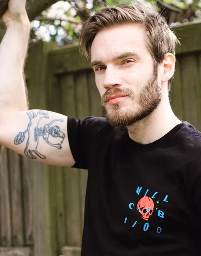Vị trí thứ chín thuộc về Felix Kjellberg, nghệ danh PewDiePie, sinh năm 1989, người Thụy Điển. Anh là chủ kênh YouTube có 111 triệu người đăng ký, chỉ đứng sau kênh âm nhạc Ấn Độ T-Series (202 triệu người đăng ký). Anh từng được tạp chí Time bình chọn là một trong 100 người có ảnh hưởng nhất năm 2016. Ảnh: Facebook Felix Kjellberg