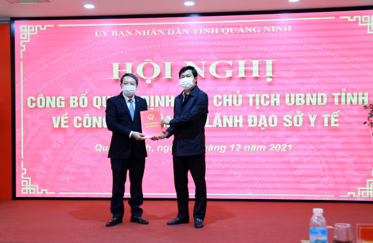 Đồng chí Nguyễn Tường Văn, Chủ tịch UBND tỉnh trao Quyết định của UBND tỉnh cho đồng chí Trịnh Văn Mạnh.