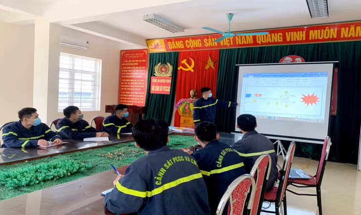 Đội Cảnh sát PCCC&CNCH Công an huyện Vân Đồn tuyên truyền cho CBCS về công tác phòng, chống dịch Covid-19.