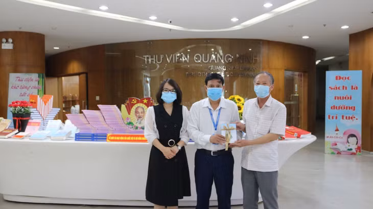 Đại diện nhà thơ Xuân Hương tặng sách Thư viện tỉnh.