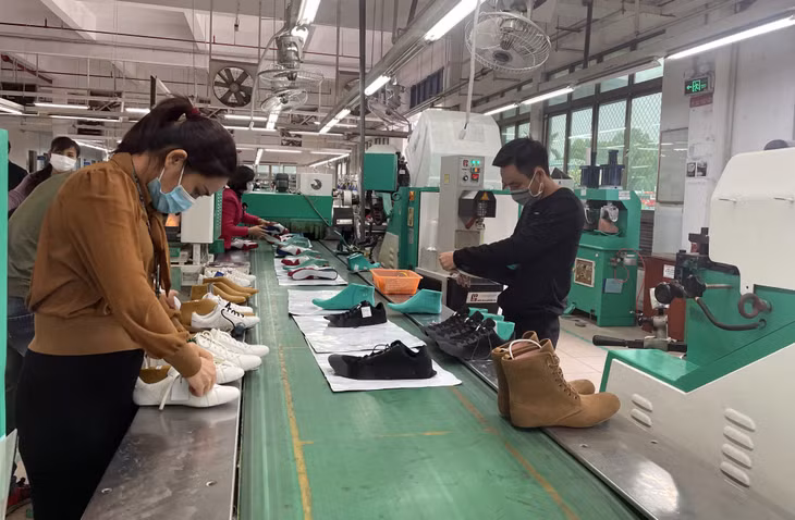 Công nhân Chi nhánh Công ty TNHH Sao Vàng đảm bảo giãn cách trong sản xuất.
