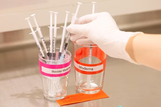 Nhân viên y tế chuẩn bị liều tăng cường vaccine Moderna tại Viện Dịch tễ học, Thống kê sinh học và Phòng ngừa (EBPI) ở Zurich, Thụy Sĩ ngày 17/11. Ảnh: Reuters