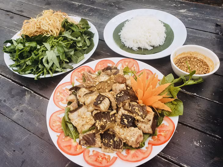Món cá đuối lá giang ăn kèm với bún vào mùa đông rất hợp.