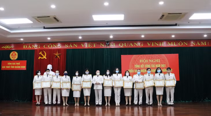 Cục Thuế tỉnh Quảng Ninh trao giấy khen cho các tập thể, cá nhân có thành tích xuất sắc trong công tác triển khai HĐĐT.