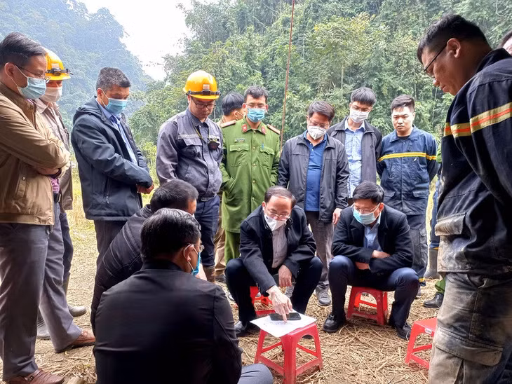 Lãnh đạo Tỉnh ủy, UBND tỉnh Bắc Kạn trực tiếp đến hiện trường chỉ đạo công tác cứu hộ (Ảnh: Báo Bắc Kạn).