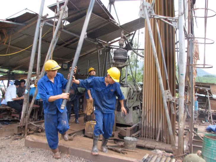 Công nhân Công ty CP Địa chất mỏ điều chỉnh mũi khoan thăm dò.