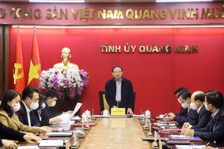 Đồng chí Nguyễn Xuân Ký, Ủy viên Trung ương Đảng, Bí thư Tỉnh ủy, Chủ tịch HĐND tỉnh, kết luận cuộc họp.