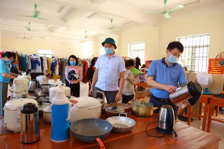 Lãnh đạo UBND TP Hạ Long kiểm tra "Kho hàng tái sử dụng" xã Đồng Sơn.