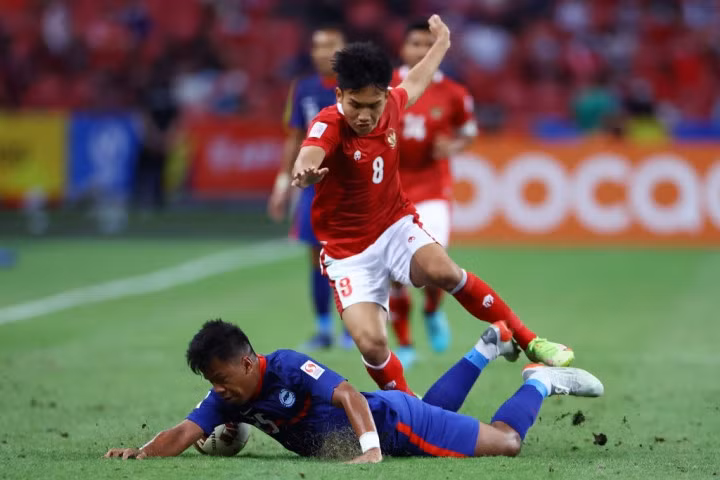 Indonesia (áo đỏ) vào chung kết AFF Cup 2020.